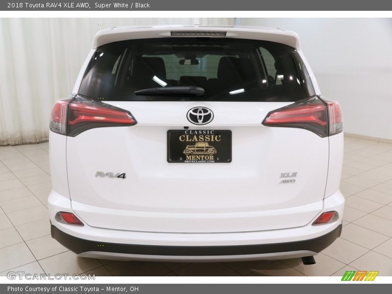 Super White / Black 2018 Toyota RAV4 XLE AWD