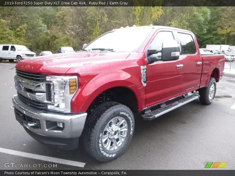 Front 3/4 View of 2019 F250 Super Duty XLT Crew Cab 4x4