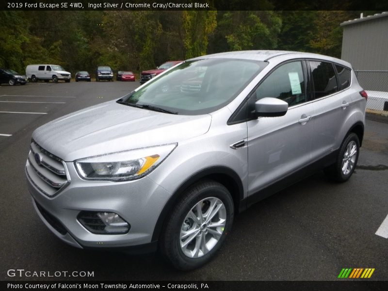 Front 3/4 View of 2019 Escape SE 4WD