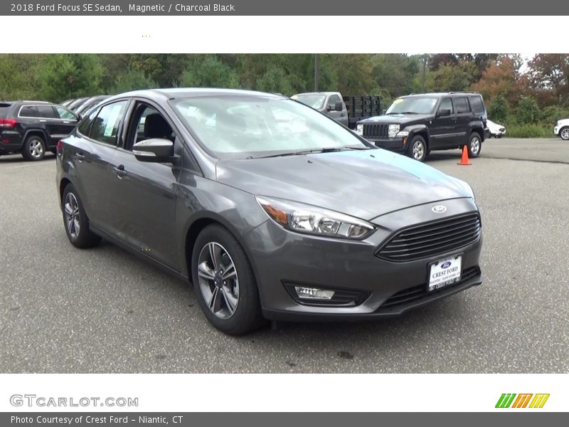 Magnetic / Charcoal Black 2018 Ford Focus SE Sedan