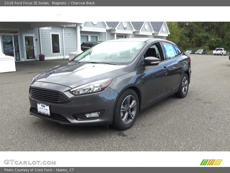 Magnetic / Charcoal Black 2018 Ford Focus SE Sedan
