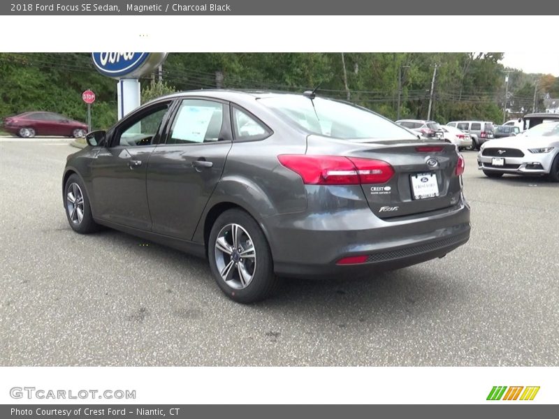 Magnetic / Charcoal Black 2018 Ford Focus SE Sedan