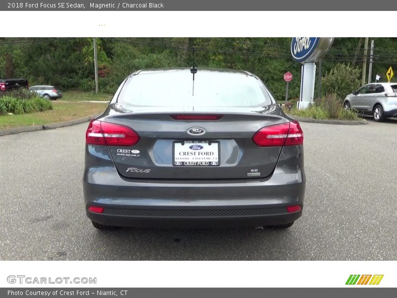 Magnetic / Charcoal Black 2018 Ford Focus SE Sedan