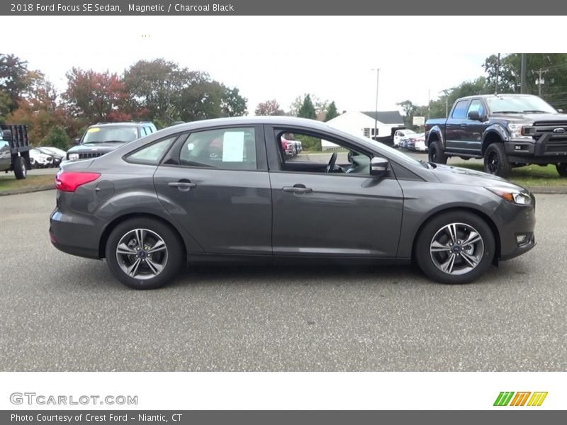 Magnetic / Charcoal Black 2018 Ford Focus SE Sedan
