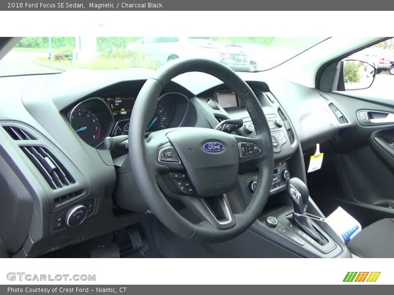 Magnetic / Charcoal Black 2018 Ford Focus SE Sedan