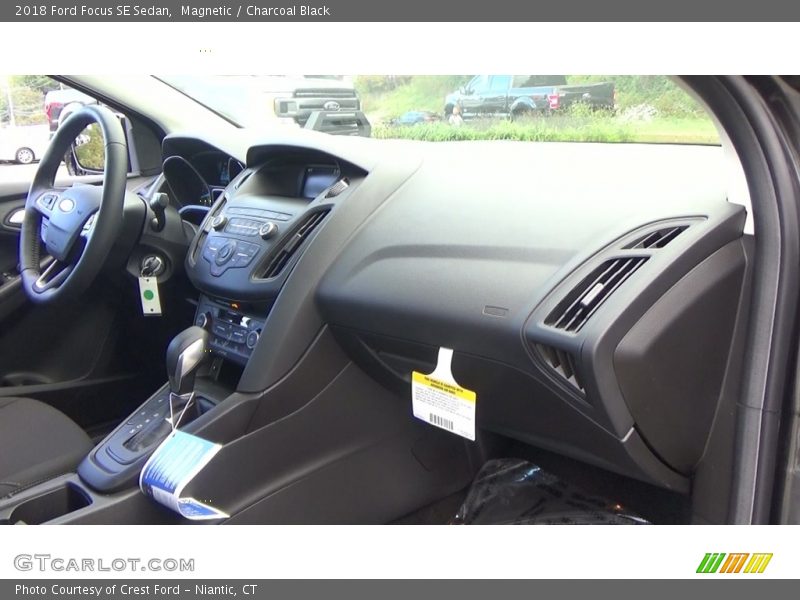 Magnetic / Charcoal Black 2018 Ford Focus SE Sedan