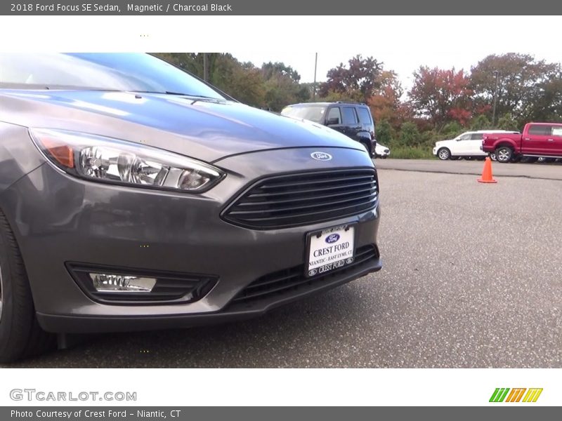 Magnetic / Charcoal Black 2018 Ford Focus SE Sedan
