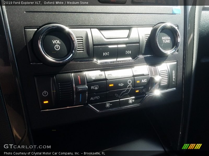 Oxford White / Medium Stone 2019 Ford Explorer XLT