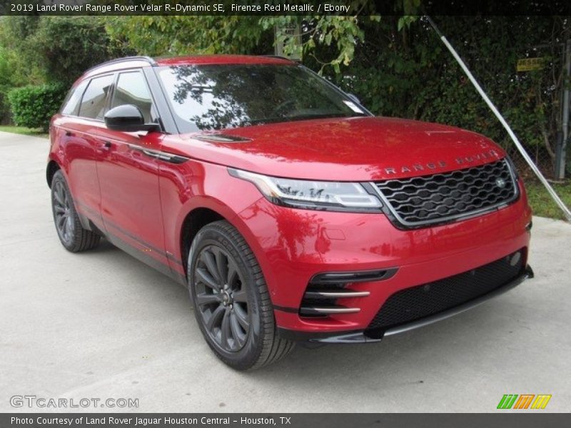 Front 3/4 View of 2019 Range Rover Velar R-Dynamic SE