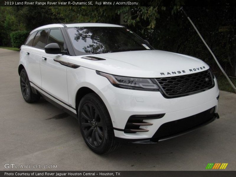 Front 3/4 View of 2019 Range Rover Velar R-Dynamic SE