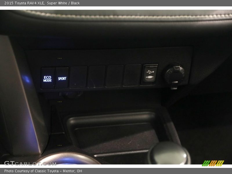 Super White / Black 2015 Toyota RAV4 XLE