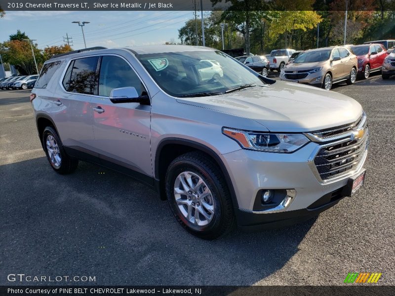 Front 3/4 View of 2019 Traverse LT