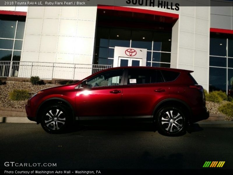 Ruby Flare Pearl / Black 2018 Toyota RAV4 LE
