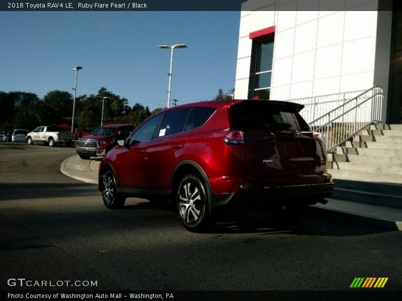 Ruby Flare Pearl / Black 2018 Toyota RAV4 LE