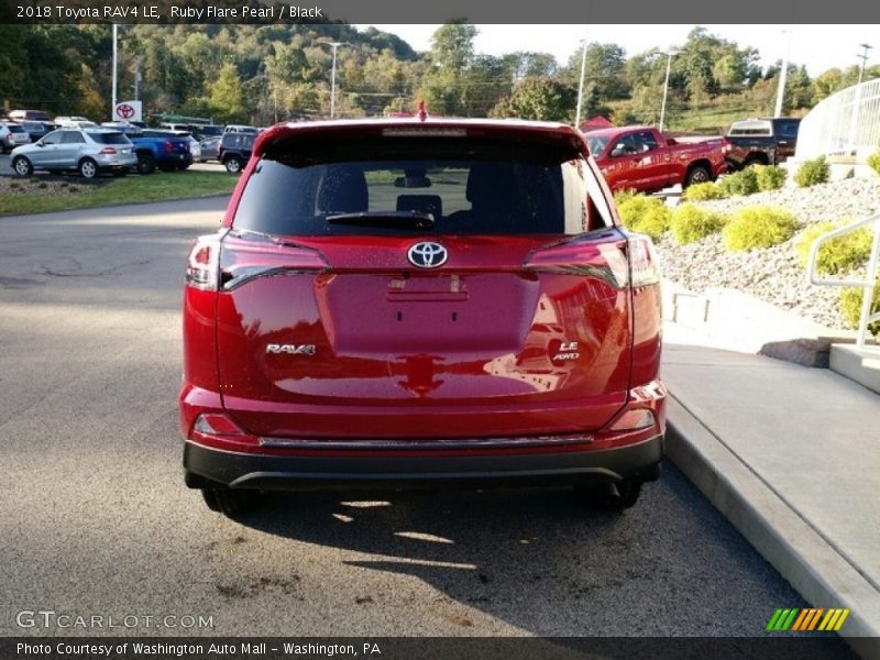 Ruby Flare Pearl / Black 2018 Toyota RAV4 LE