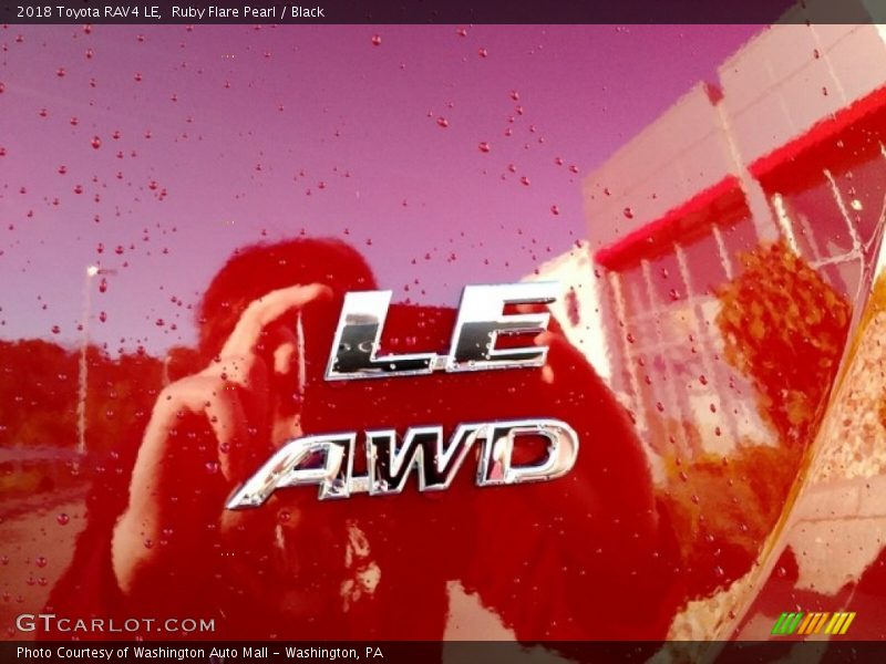 Ruby Flare Pearl / Black 2018 Toyota RAV4 LE