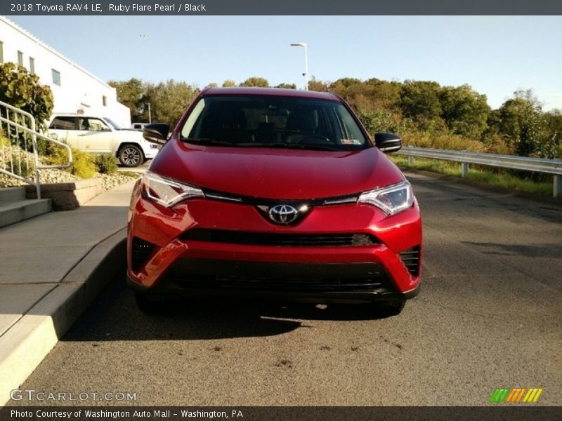 Ruby Flare Pearl / Black 2018 Toyota RAV4 LE