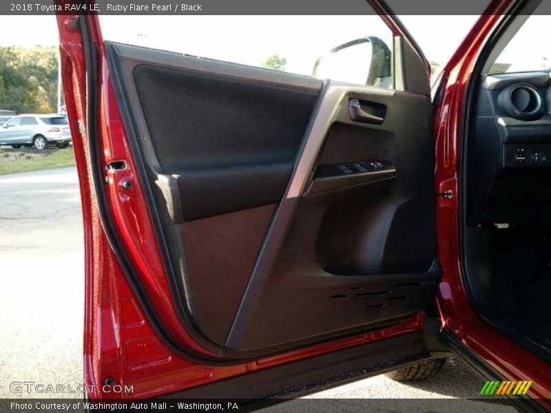 Ruby Flare Pearl / Black 2018 Toyota RAV4 LE