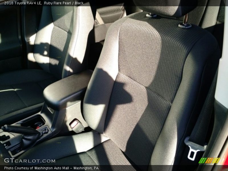Ruby Flare Pearl / Black 2018 Toyota RAV4 LE