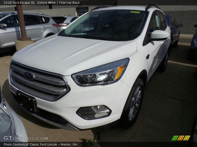 Oxford White / Charcoal Black 2018 Ford Escape SE