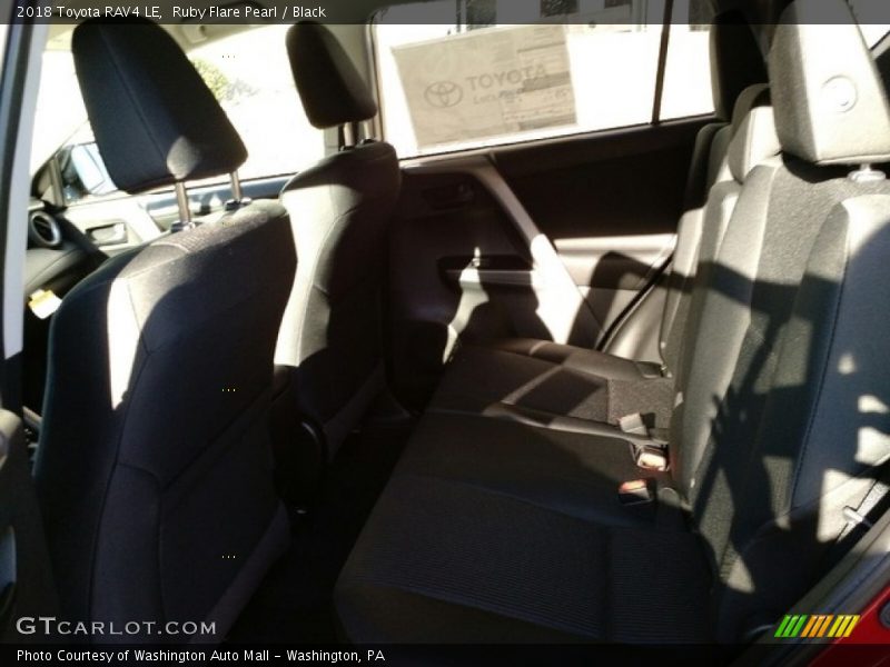 Ruby Flare Pearl / Black 2018 Toyota RAV4 LE