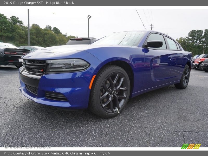 Front 3/4 View of 2019 Charger SXT