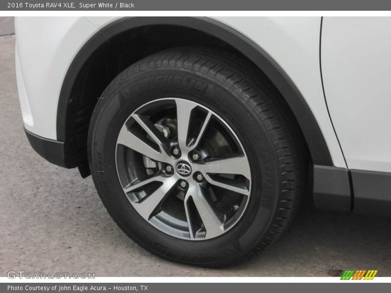 Super White / Black 2016 Toyota RAV4 XLE