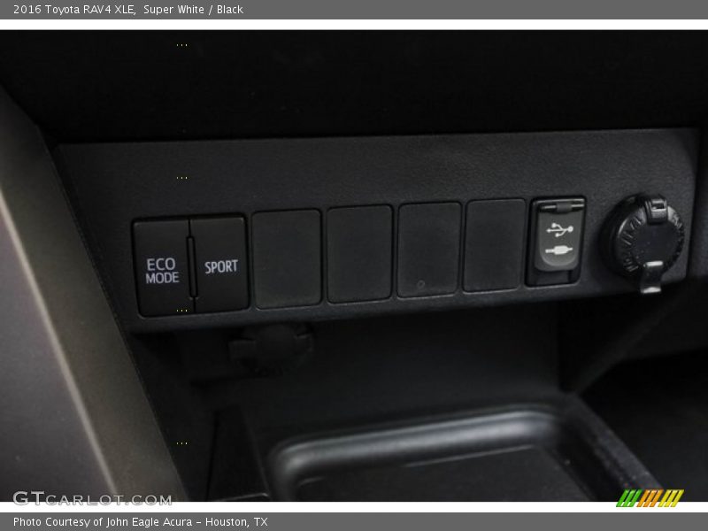 Super White / Black 2016 Toyota RAV4 XLE