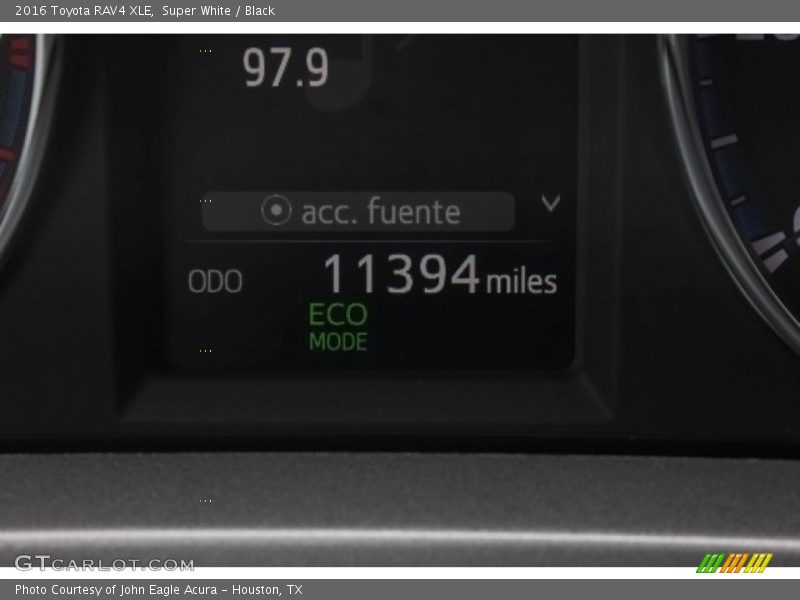 Super White / Black 2016 Toyota RAV4 XLE