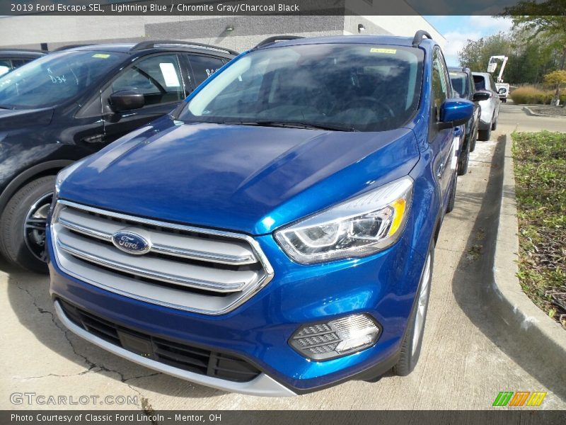 Front 3/4 View of 2019 Escape SEL