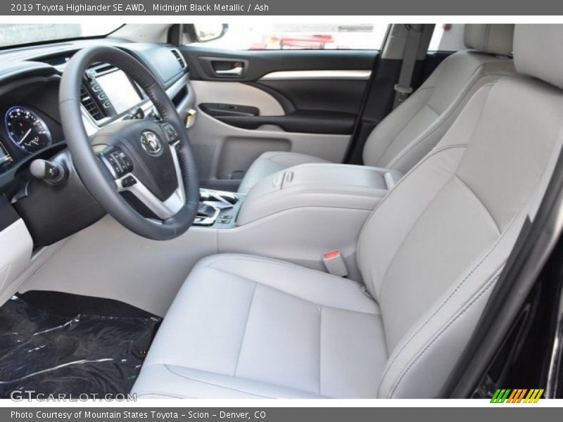 Midnight Black Metallic / Ash 2019 Toyota Highlander SE AWD