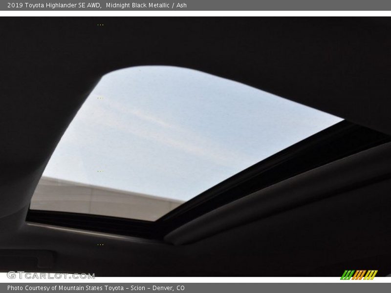 Sunroof of 2019 Highlander SE AWD