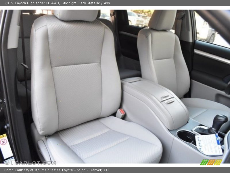 Midnight Black Metallic / Ash 2019 Toyota Highlander LE AWD