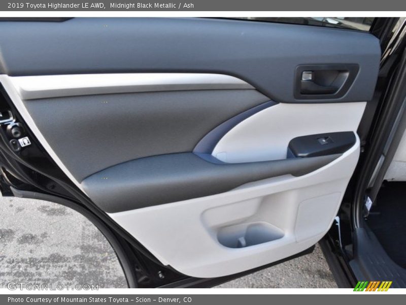 Midnight Black Metallic / Ash 2019 Toyota Highlander LE AWD