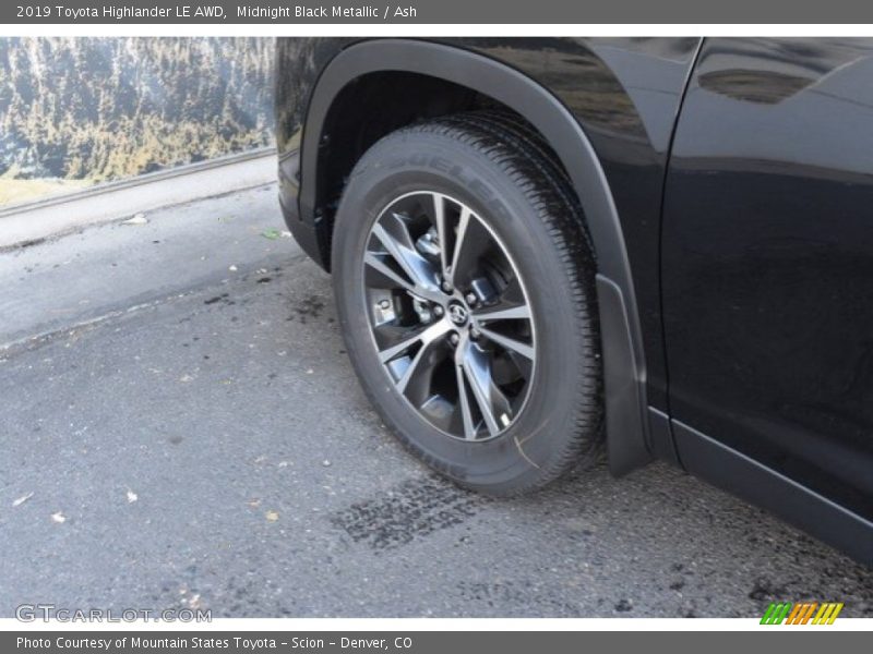 Midnight Black Metallic / Ash 2019 Toyota Highlander LE AWD
