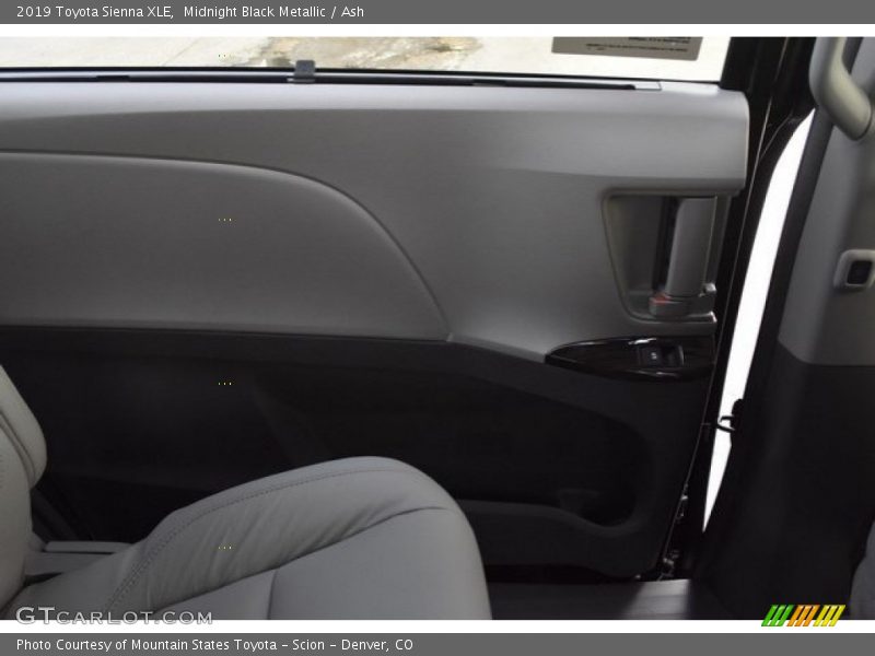 Midnight Black Metallic / Ash 2019 Toyota Sienna XLE