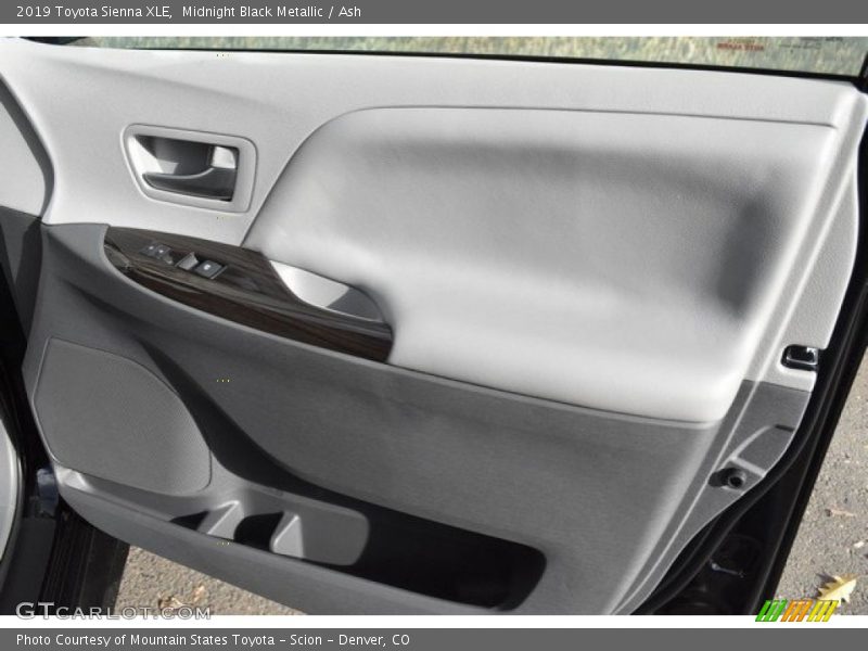 Midnight Black Metallic / Ash 2019 Toyota Sienna XLE