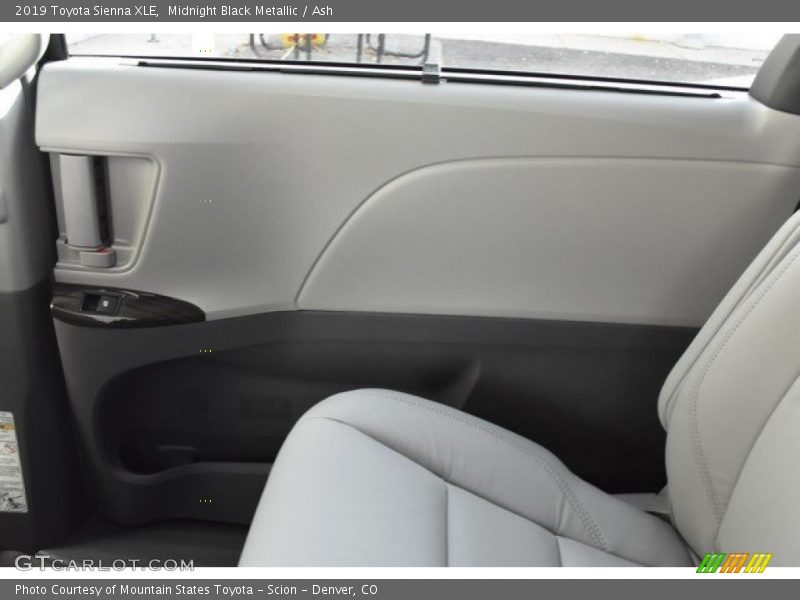 Midnight Black Metallic / Ash 2019 Toyota Sienna XLE