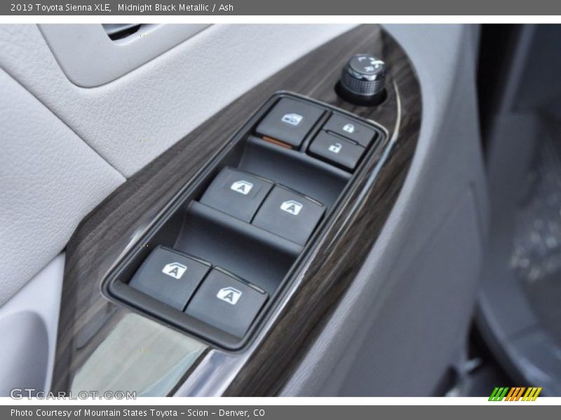 Midnight Black Metallic / Ash 2019 Toyota Sienna XLE