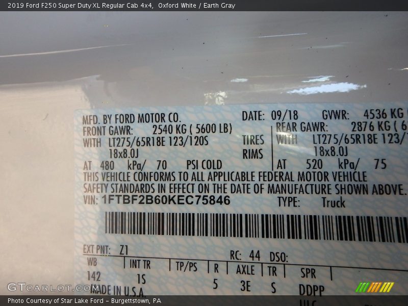 Oxford White / Earth Gray 2019 Ford F250 Super Duty XL Regular Cab 4x4
