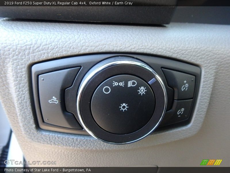 Oxford White / Earth Gray 2019 Ford F250 Super Duty XL Regular Cab 4x4