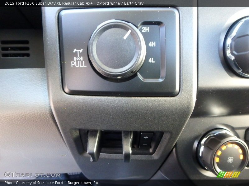 Oxford White / Earth Gray 2019 Ford F250 Super Duty XL Regular Cab 4x4