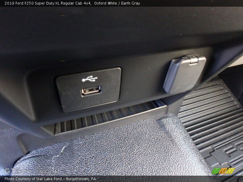 Oxford White / Earth Gray 2019 Ford F250 Super Duty XL Regular Cab 4x4