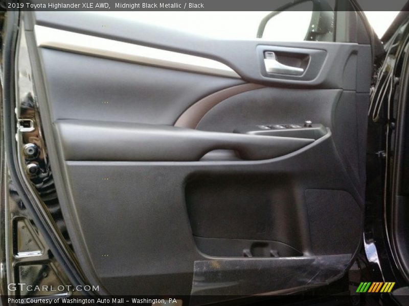 Door Panel of 2019 Highlander XLE AWD