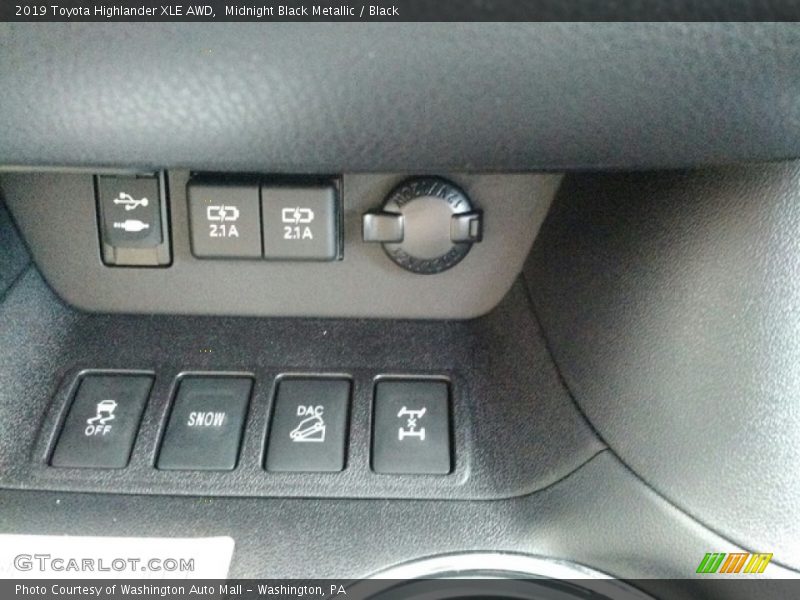 Midnight Black Metallic / Black 2019 Toyota Highlander XLE AWD
