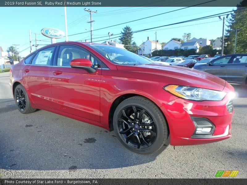 Front 3/4 View of 2019 Fusion SE