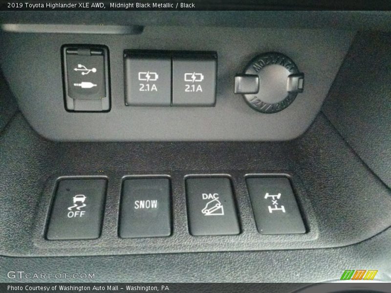 Controls of 2019 Highlander XLE AWD