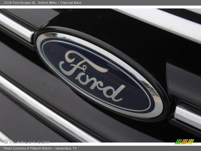 Oxford White / Charcoal Black 2018 Ford Escape SE