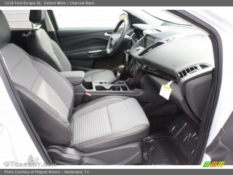 Oxford White / Charcoal Black 2018 Ford Escape SE