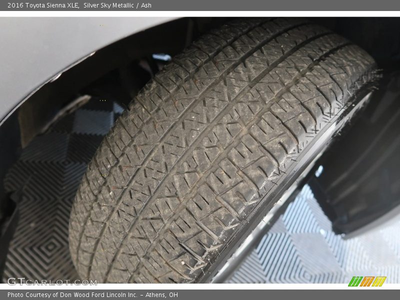 Silver Sky Metallic / Ash 2016 Toyota Sienna XLE